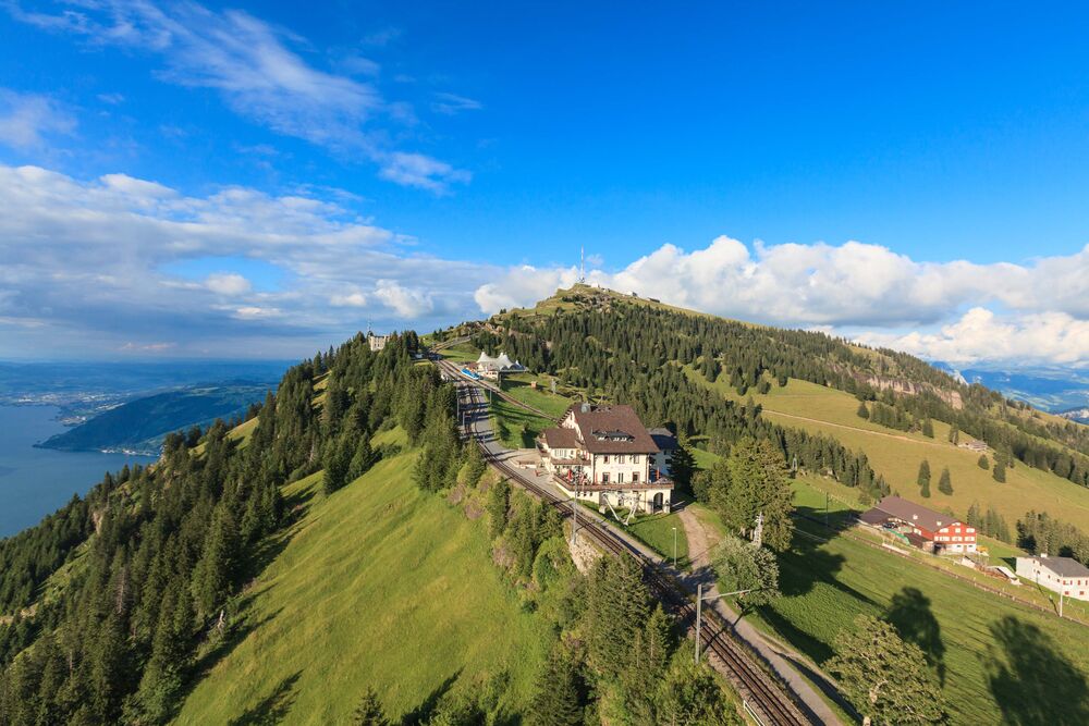 Gebiet Rigi Staffel, im Hintergrund Rigi Kulm. (Foto: Rigi Bahnen)